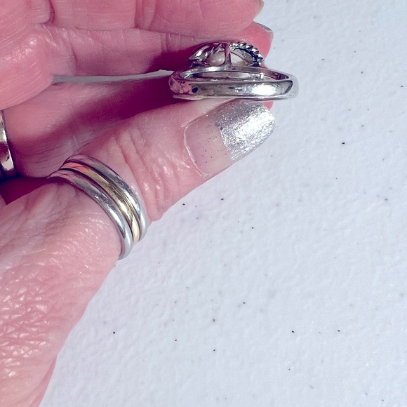 Pearl ring and earring set creamy luster in color not sure of the metal - Picture 8 of 9